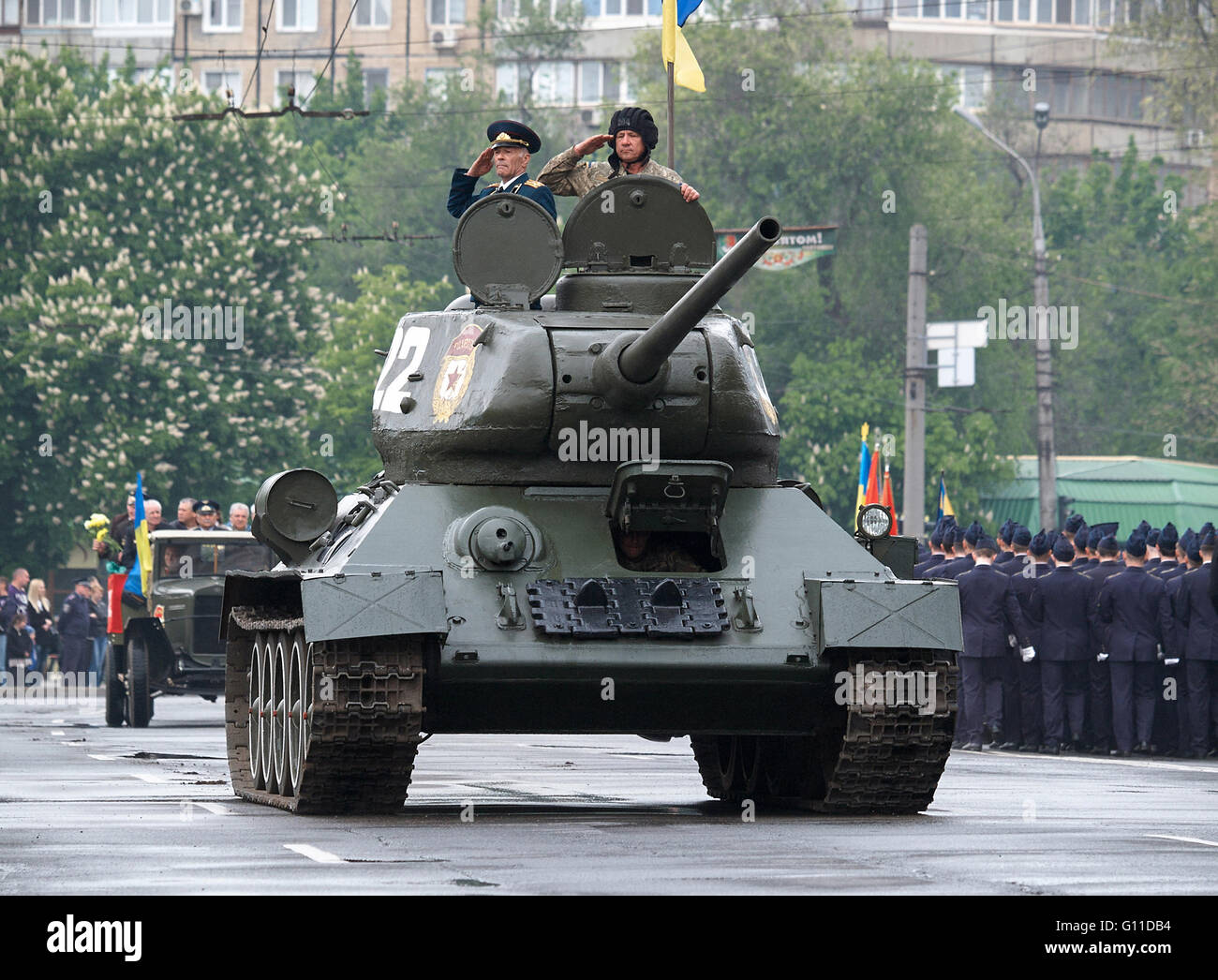 Kryvyï Rih, Ukraine - Mai 7, 2016 : réservoir T-34-85 en parade pendant l'événement consacré à 71th anniversaire de la victoire sur l'Allemagne nazie pendant la Seconde Guerre mondiale : Crédit Dmytro Aliokhin/Alamy Live News Banque D'Images