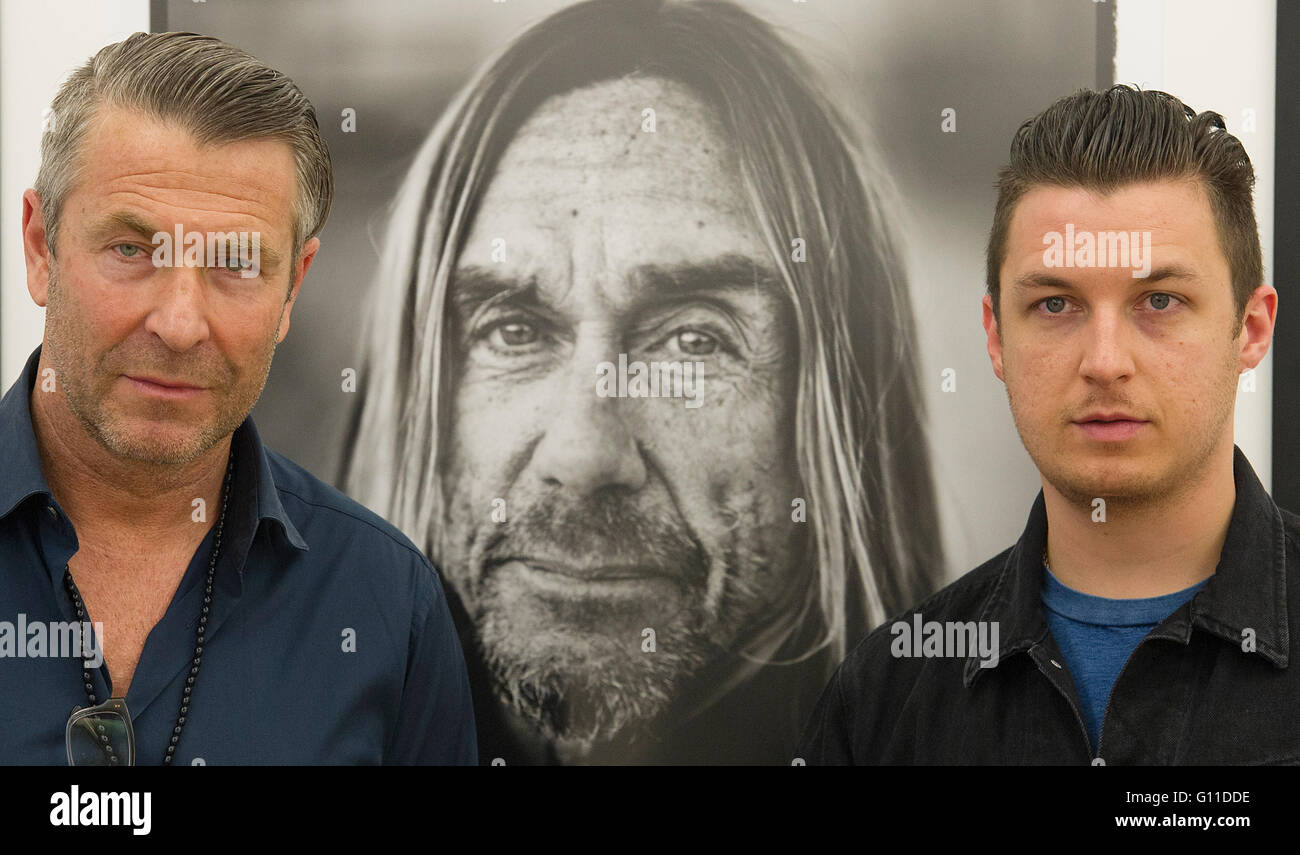 Berlin, Allemagne. 06 mai, 2016. Andreas Neumann photographes (L) et Matt Helders posent devant une photo d'Iggy Pop lors de l'ouverture de l'exposition 'American Valhalla : l'Art de la dépression post-pop' à Eigenheim Gallery de Berlin, Allemagne, 06 mai 2016. Photo : PAUL ZINKEN/dpa/Alamy Live News Banque D'Images