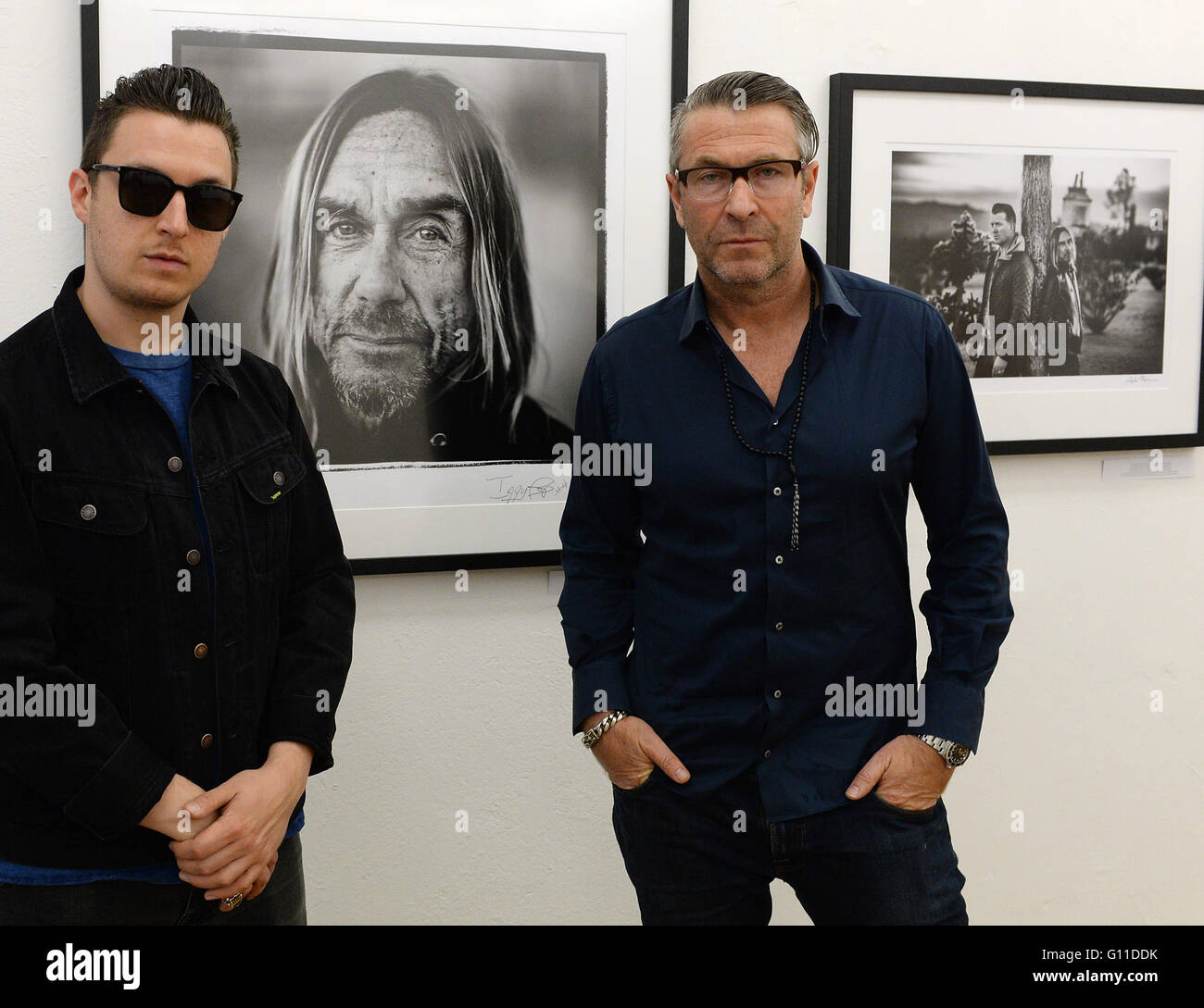 Berlin, Allemagne. 06 mai, 2016. Andreas Neumann photographes (R) et Matt Helders posent devant une photo d'Iggy Pop lors de l'ouverture de l'exposition 'American Valhalla : l'Art de la dépression post-pop' à Eigenheim Gallery de Berlin, Allemagne, 06 mai 2016. Photo : PAUL ZINKEN/dpa/Alamy Live News Banque D'Images
