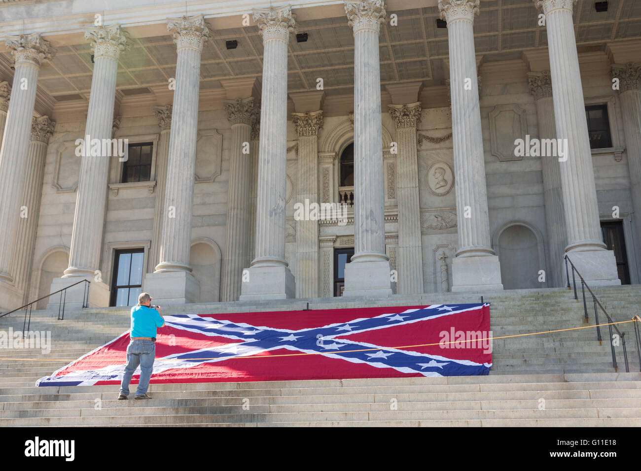 Columbia, Caroline du Sud, USA. 07Th Mai, 2016. Un touriste prend une photo d'un gigantesque drapeau confédéré bataille sur les marches de l'Etat Chambre placé pour Confederate Memorial Day 7 mai 2016 célébrations, à Columbia, en Caroline du Sud. Les événements marquant le sud de Confederate heritage venir près d'un an après la suppression de la confederate flag de la capitale à la suite de l'assassinat de neuf personnes à la mère noire historique Emanuel AME. Credit : Planetpix/Alamy Live News Banque D'Images