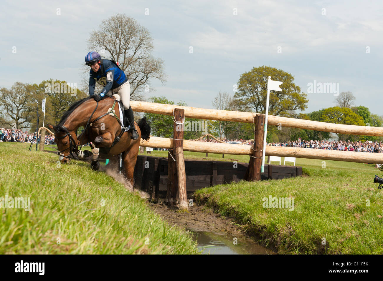 Badminton, South Gloucestershire, Royaume-Uni, 7 mai 2016, Zara Tindall et son cheval Haut Royaume se remettre d'un près de l'automne à la tristement célèbre Vigarage Vee clôture pour terminer un tour de cross-country à la Mitsubishi Motors Badminton Horse Trials 2016. Crédit : Trevor Holt / Alamy Live News Banque D'Images