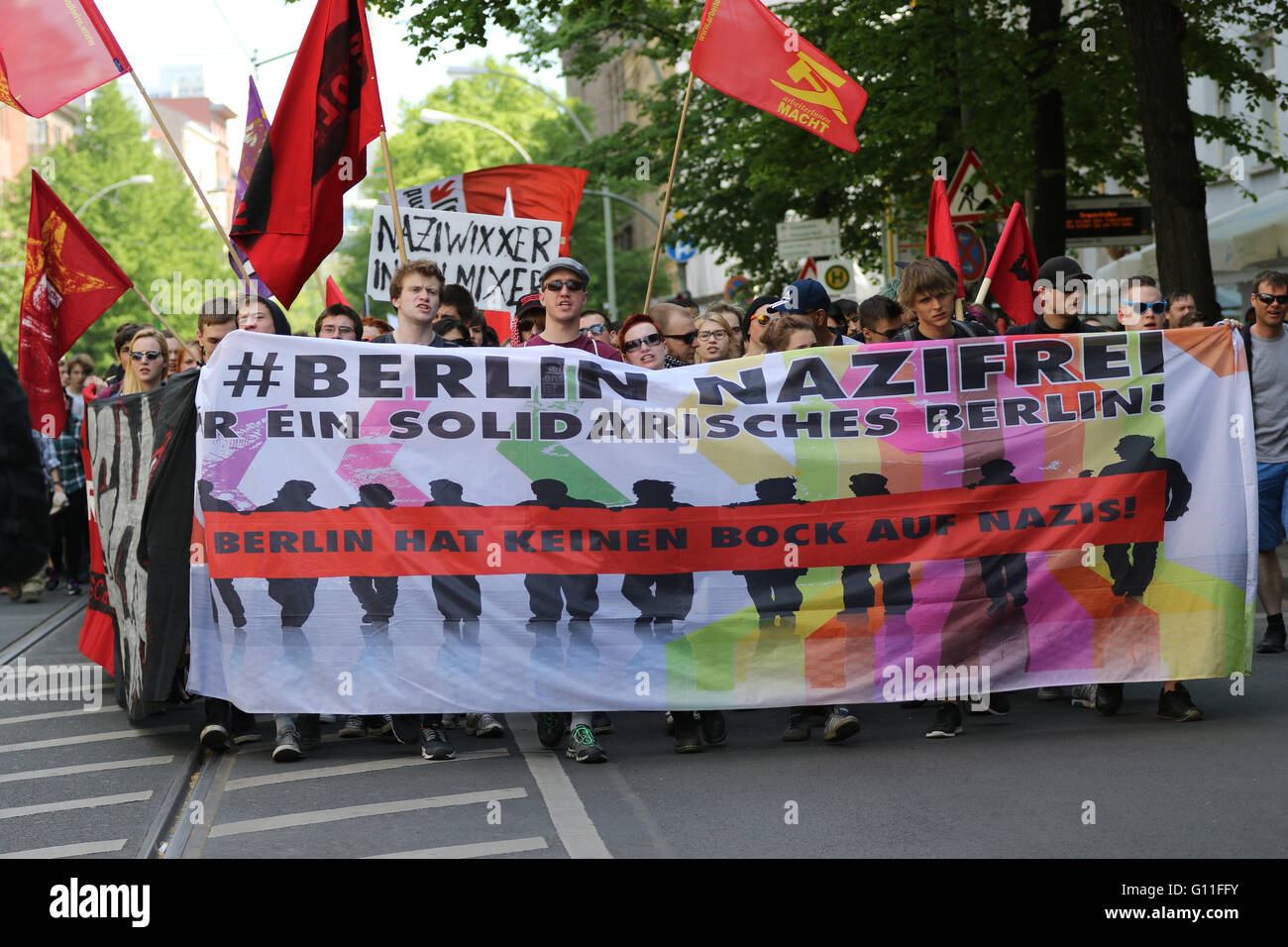 Des milliers de militants anti-fasciste a organisé une contre-manifestation contre les groupes de droite à Berlin. Des centaines de policiers étaient alignés sur la rue pour empêcher les deux parties de s'affronter. Banque D'Images