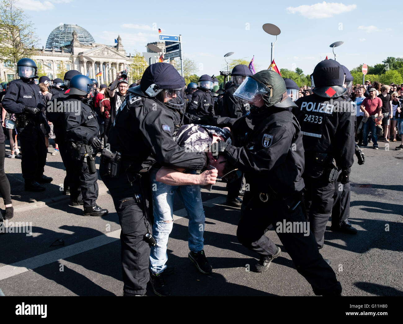 Berlin, Allemagne. 7e mai 2016. Pro-Refugee démonstrateur est arrêté suite à des échauffourées avec la police anti-émeute près du Reichstag à Berlin. Les manifestants d'extrême-droite ont manifesté contre l'islam, les réfugiés et Angela Merkel à Berlin Mitte. Les manifestants ont exigé que la Chancelière allemande Angela Merkel se retirer parce que de permettre à un grand nombre de réfugiés et migrants d'entrer en Allemagne. Credit : Iain Masterton/Alamy Live News Banque D'Images