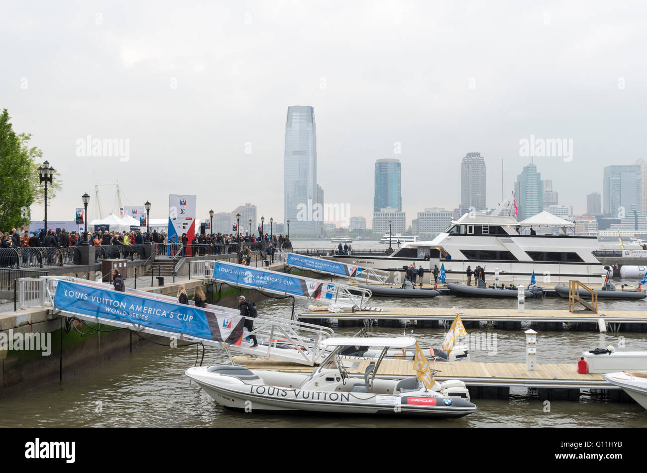 Le North Cove Yacht Harbour est remplie de spectateurs regardant le 2016 America's Cup World Series à New York City Banque D'Images