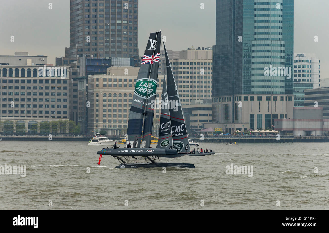 New York, NY, USA. Le 7 mai 2016. Yacht britannique Land Rover Bar participe au premier jour de l'America's cup race dans le port de New York Crédit : lev radin/Alamy Live News Banque D'Images