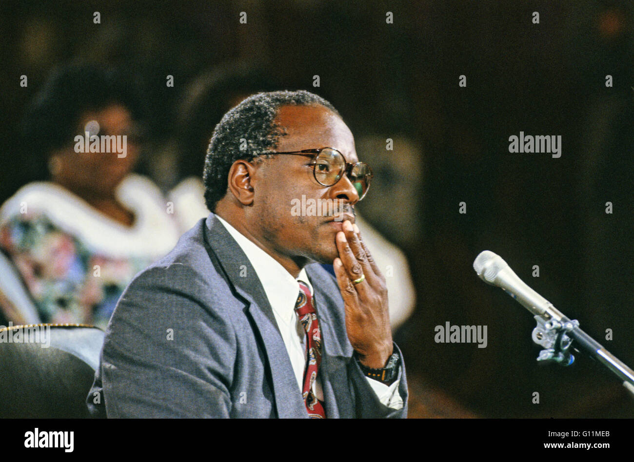 Washington, District de Columbia, Etats-Unis. Sep 11, 1991. Le juge Clarence Thomas témoigne à l'audience devant le Comité judiciaire du Sénat pour confirmer que la justice lui associer de la Cour suprême des États-Unis au Sénat Salle de Caucus à Washington, DC Le 11 septembre 1991. Thomas a été nominé pour le poste par le président américain George H. W. Bush le 1 juillet 1991 pour remplacer le juge Thurgood Marshall de retraite.Credit : Arnie Sachs/CNP © Arnie Sachs/CNP/ZUMA/Alamy Fil Live News Banque D'Images