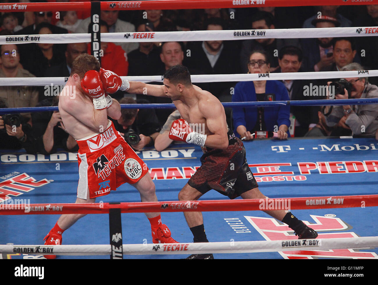 Las Vegas, Nevada, USA. 7 mai, 2016. Champion des poids moyens WBC Canelo Alvarez et challenger Amir Khan s'engager les uns les autres au cours de leur combat de championnat du monde des poids moyens le 7 mai 2016, à T-Moblie Arena de Las Vegas, Nevada. Crédit : Marcel Thomas/ZUMA/Alamy Fil Live News Banque D'Images