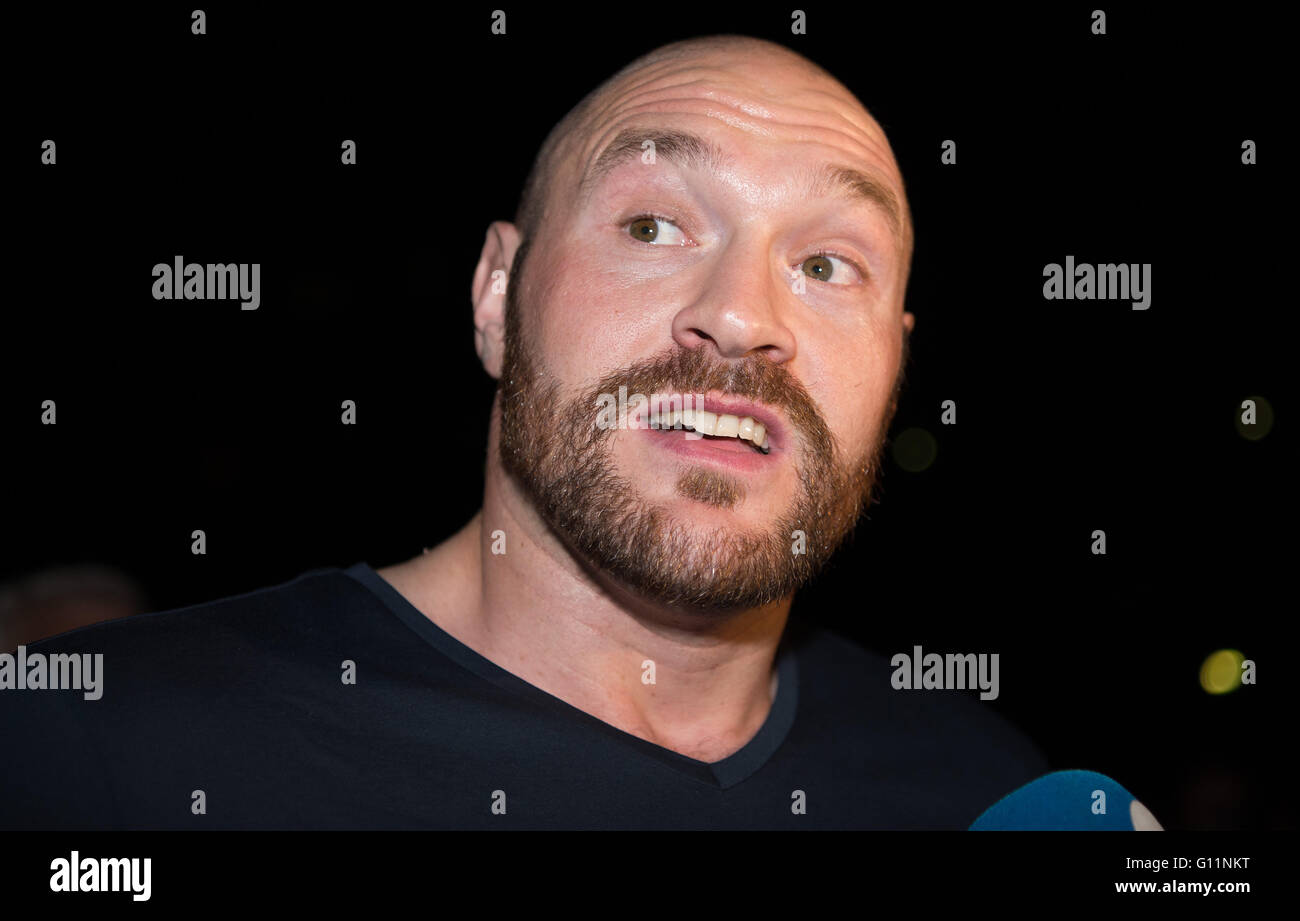 British Heavyweight Champion du Monde de boxe Tyson Fury parle au cours d'une entrevue qu'il assiste à l'Heavyweight Championship match de boxe entre Kubrat Pulev Dereck Chisora de la Bulgarie et de la Grande-Bretagne dans le Barclaycard-Arena, Hambourg, Allemagne, 07 mai 2016. Photo : Lukas SCHULZE/dpa Banque D'Images