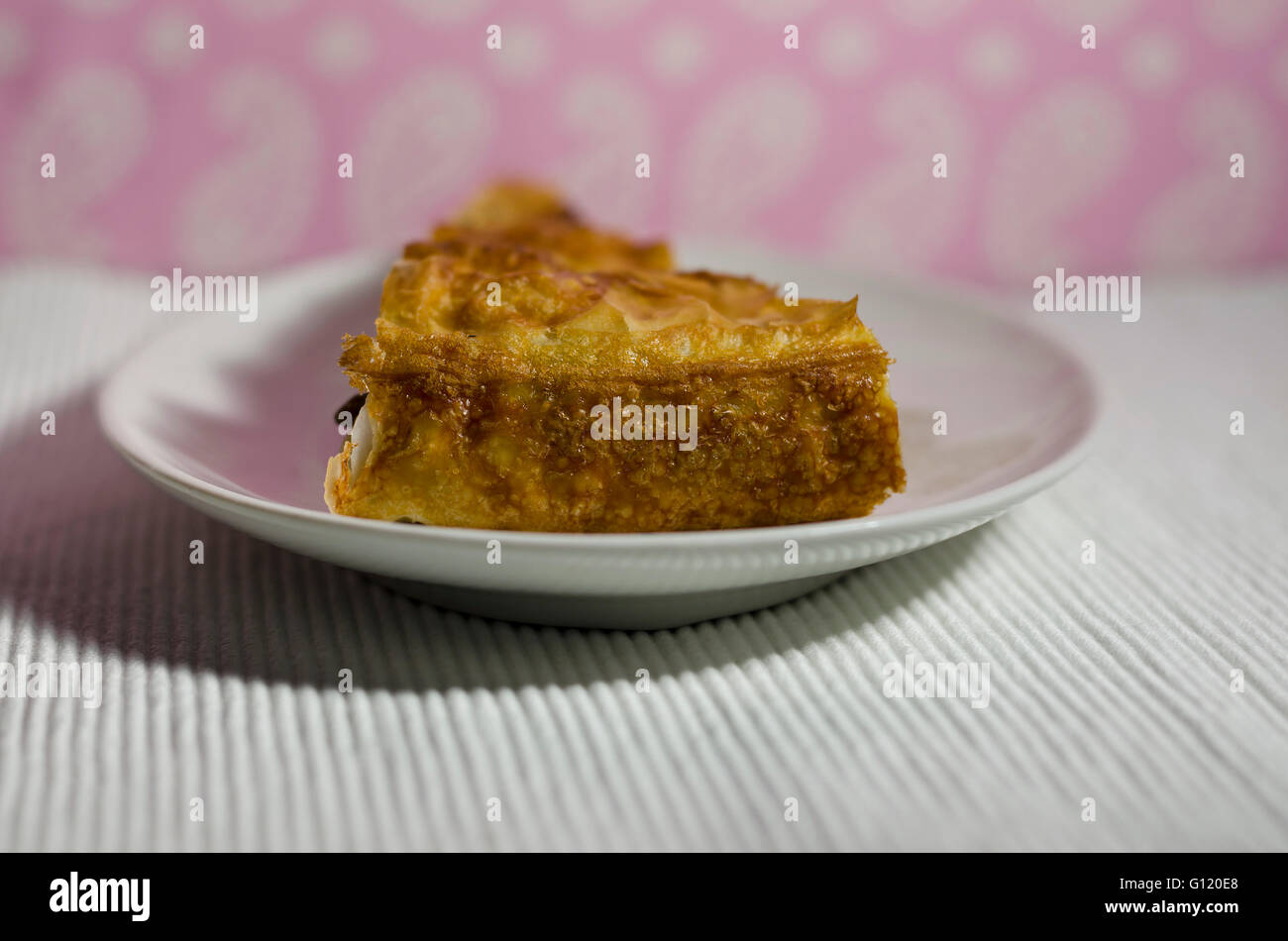 La nourriture traditionnelle bulgare fait maison banitsa farcies au fromage Banque D'Images