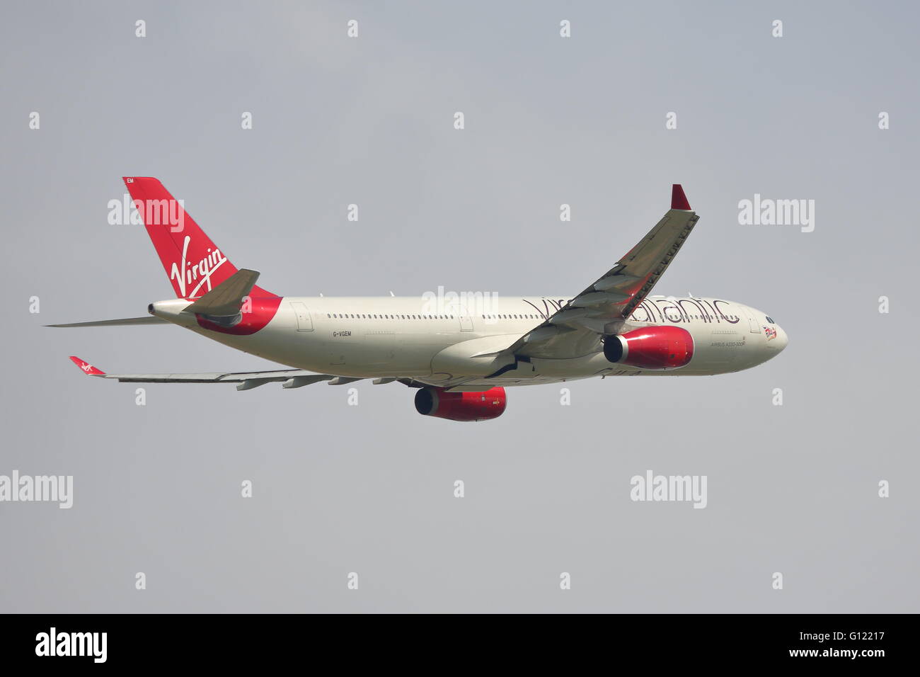 Virgin Atlantic Airbus 330-300 G-VGEM en partant de l'aéroport Heathrow de Londres, UK Banque D'Images