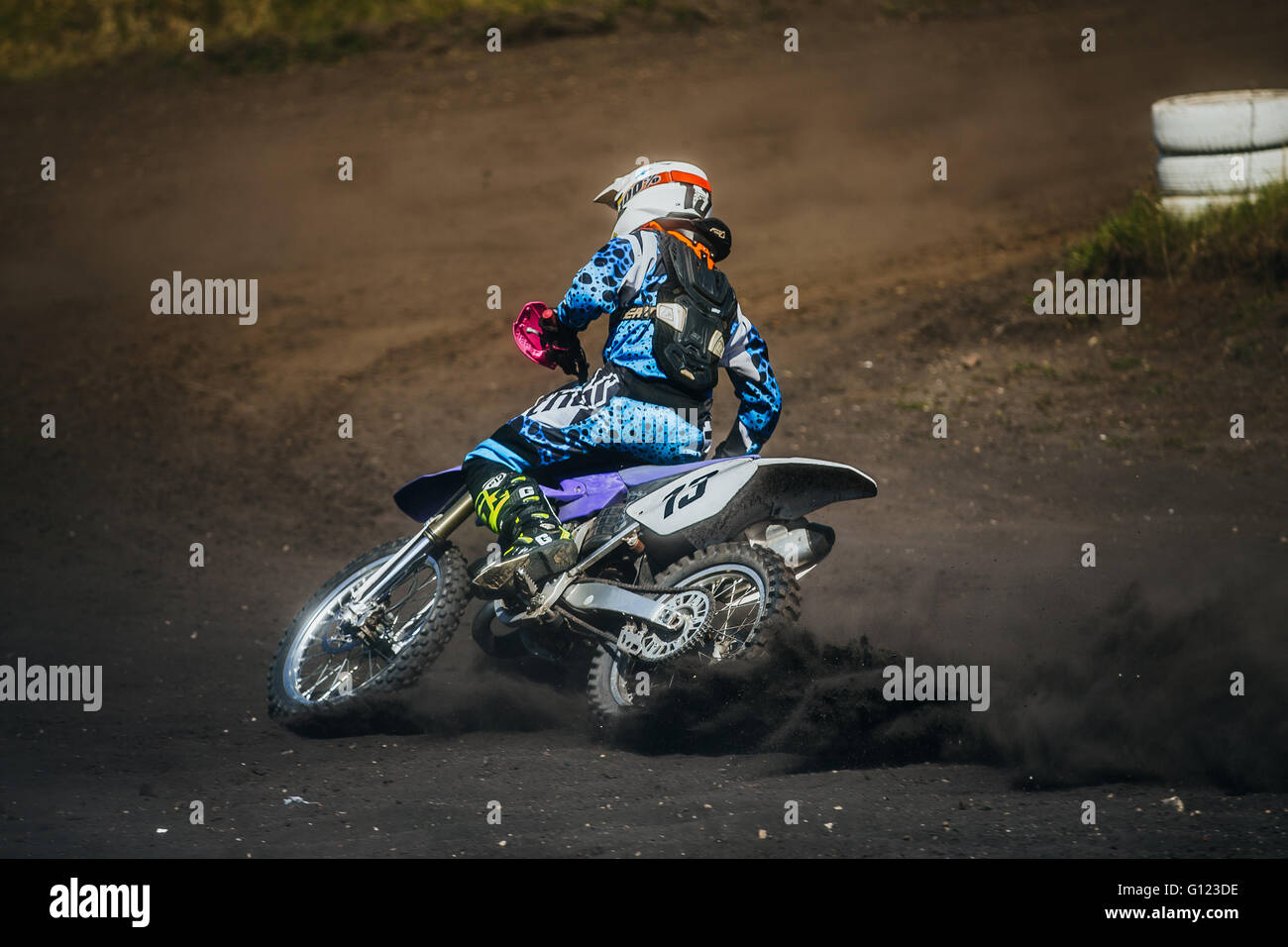 Racer sur une piste de course de moto de déraper sur au cours de tasse de motocross de l'Oural Banque D'Images