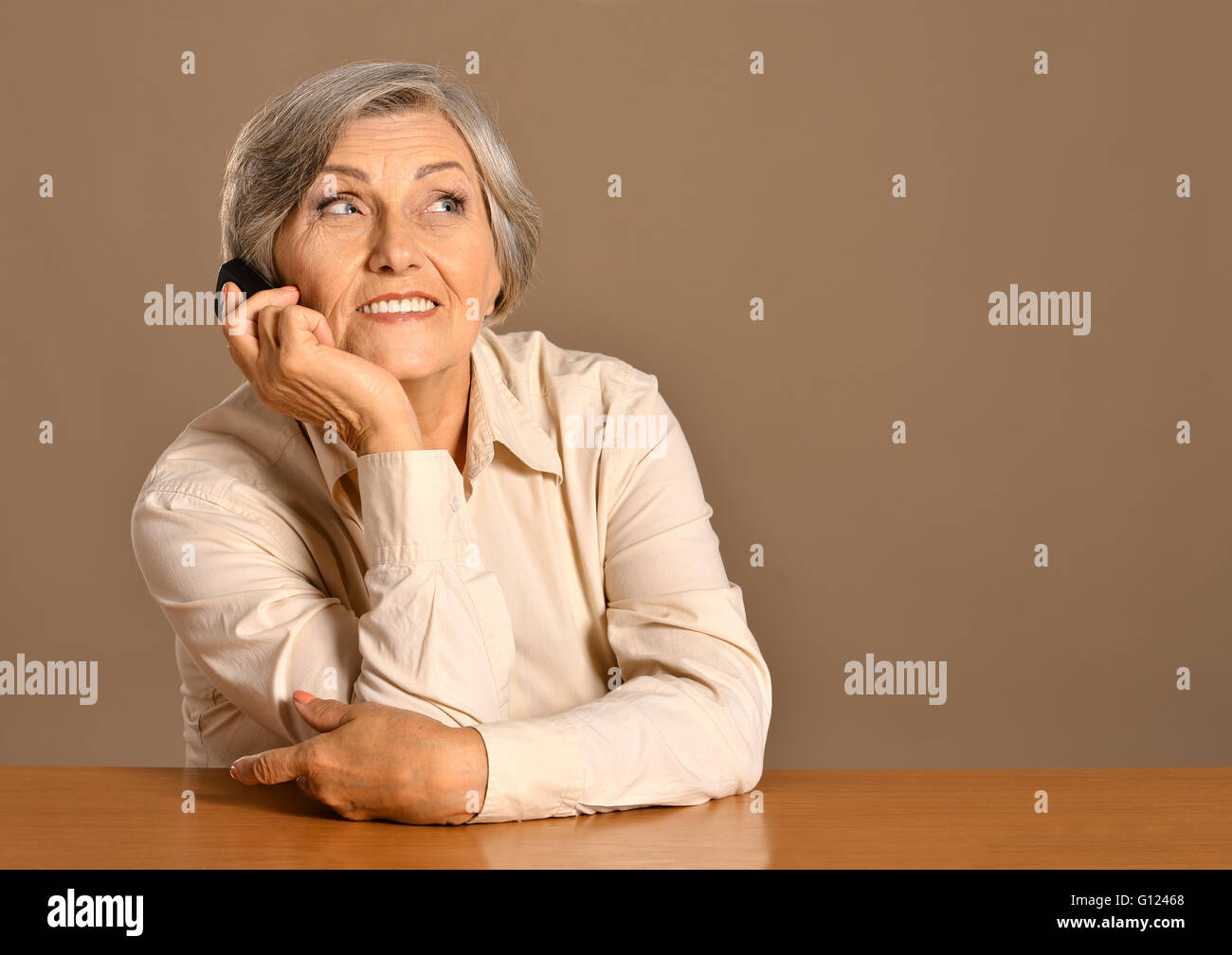 Femme âgée parlant Banque D'Images