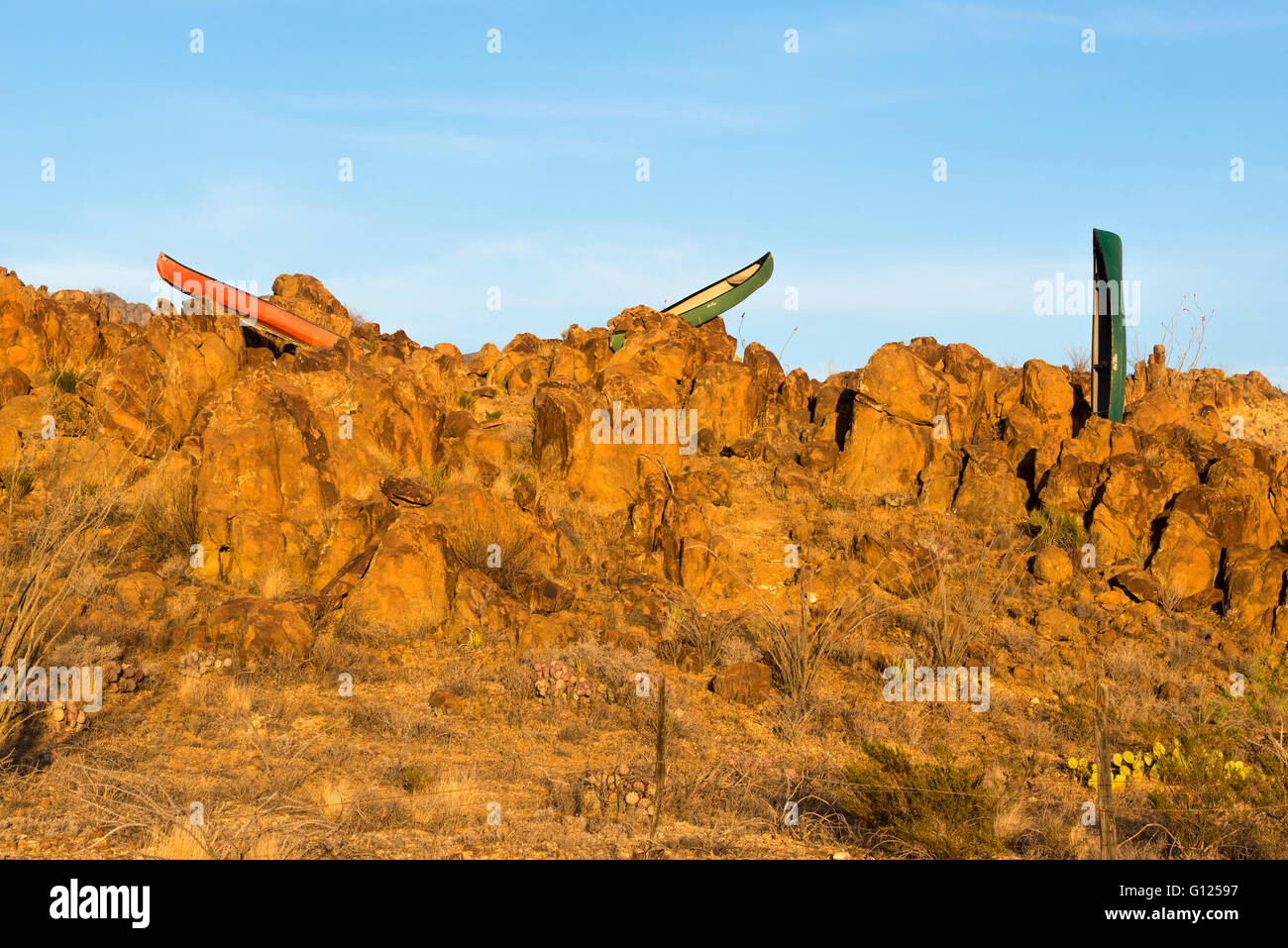 Canoës utilisés comme décoration par une maison dans la région de Big Bend au Texas. Banque D'Images