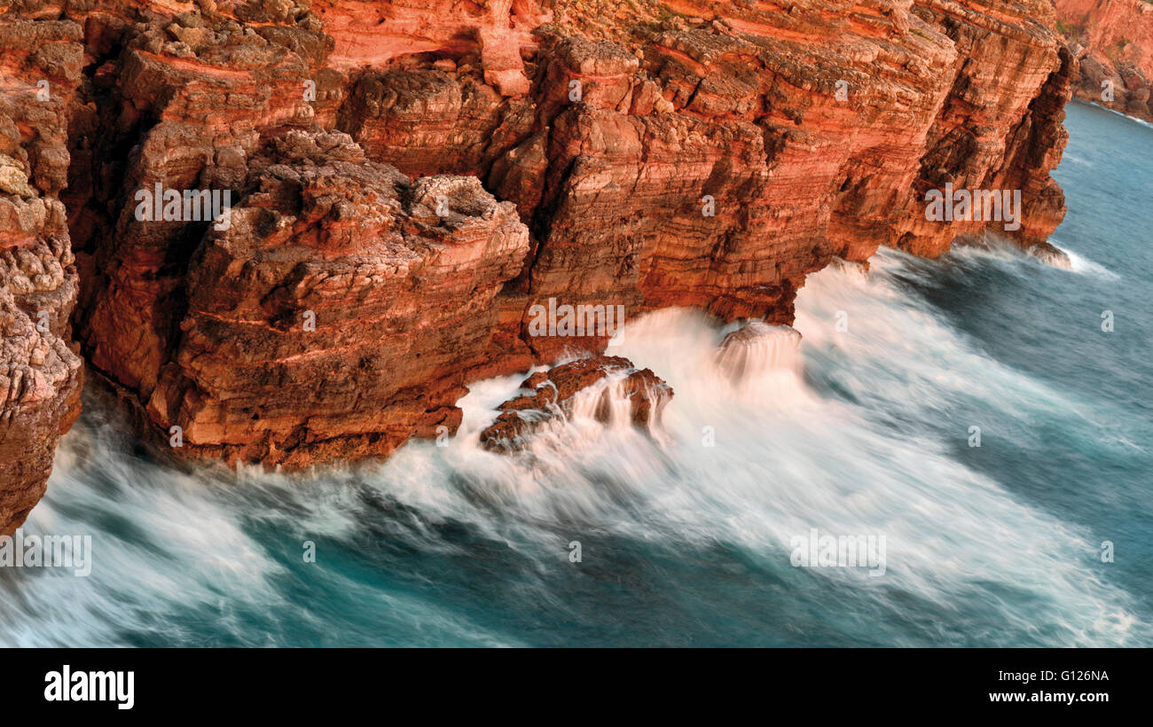 Le Portugal, l'Algarve : bird's eye view de falaises rocheuses et de flambée des vagues Banque D'Images