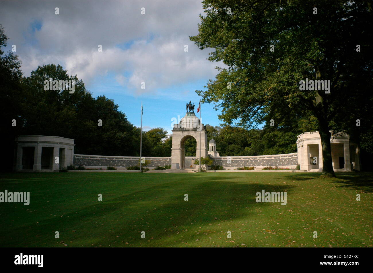 AJAX NOUVELLES PHOTOS - 2005 - Commonwealth War Graves - BOIS DELVILLE - Somme - PICARDIE - Monument aux soldats sud-africains tués DANS LA SOMME ALORS QUE LA LUTTE POUR LE BOIS. PHOTO:JONATHAN EASTLAND/AJAX REF:RD52110/829 Banque D'Images