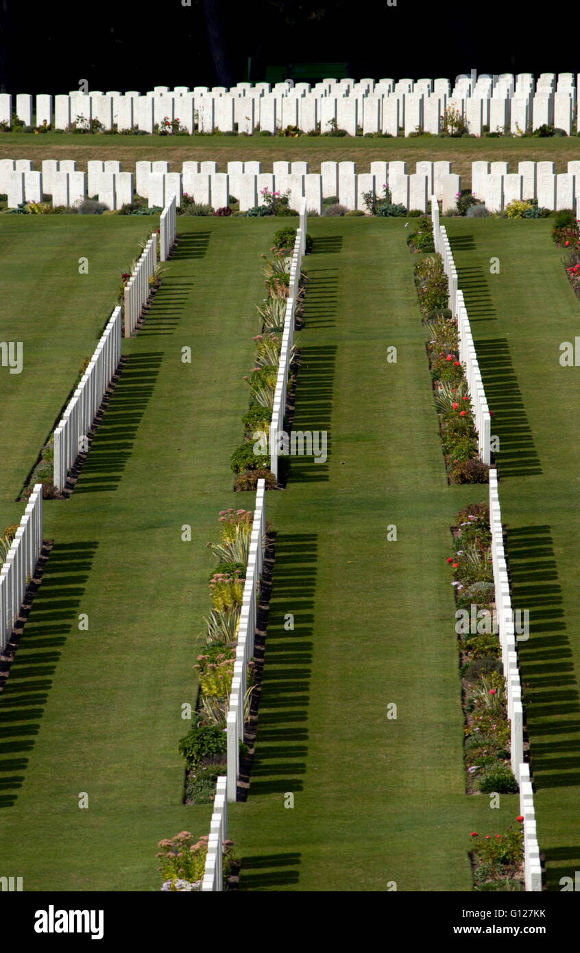 AJAX NEWS PHOTOS - 2005 - CIMETIÈRE DES TOMBES DE GUERRE BRITANNIQUES ET DU COMMONWEALTH - ETAPLES - FRANCE. SITUÉ SUR LA D940 DE BOULOGNE AU TOUQUET. C'EST LE PLUS GRAND DES CIMETIÈRES BRITANNIQUES ET DU COMMONWEALTH EN FRANCE. PHOTO:JONATHAN EASTLAND/AJAX REF:D50109/343 Banque D'Images