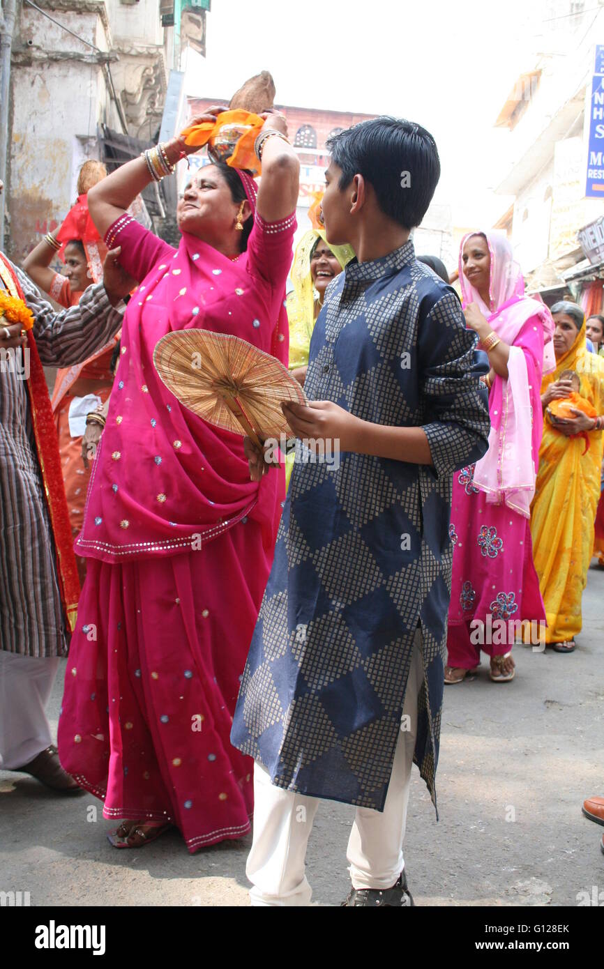 Les femmes indiennes vêtues de vêtements indiens traditionnels colorés marchant dans une parade dans un village indien Banque D'Images