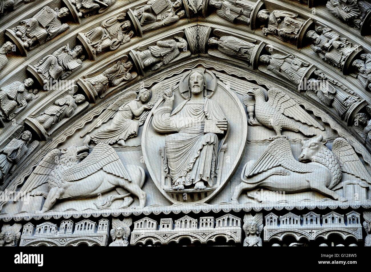 La ville de New York : le Christ en majesté entouré d'anges et animaux mythiques orne le portail d'entrée principal à la Riverside Church Banque D'Images