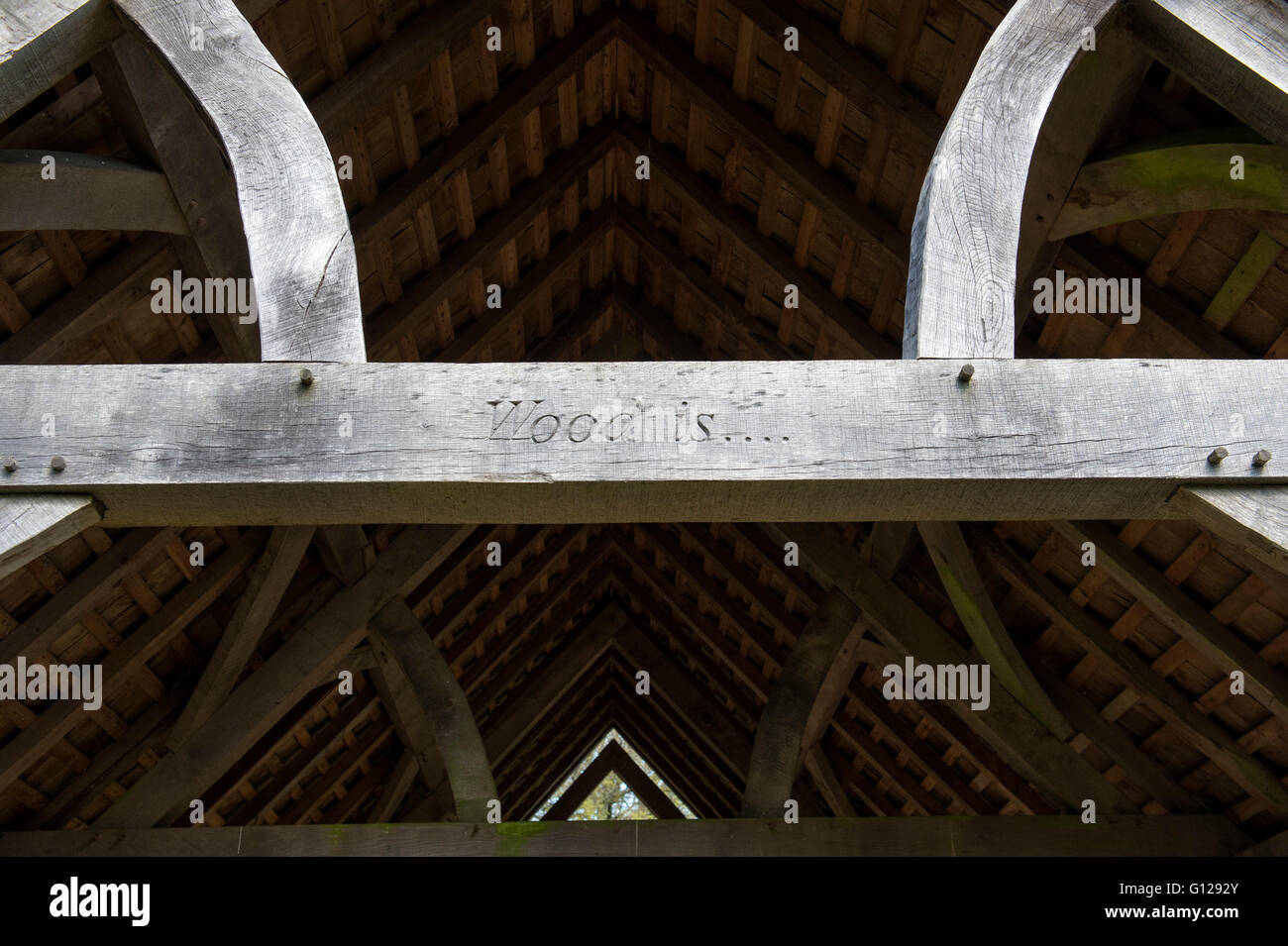 Cadre en bois d'hébergement avec les mots le bois est sculpté... sur une poutre transversale. Westonbirt Arboretum, Gloucestershire, Angleterre Banque D'Images