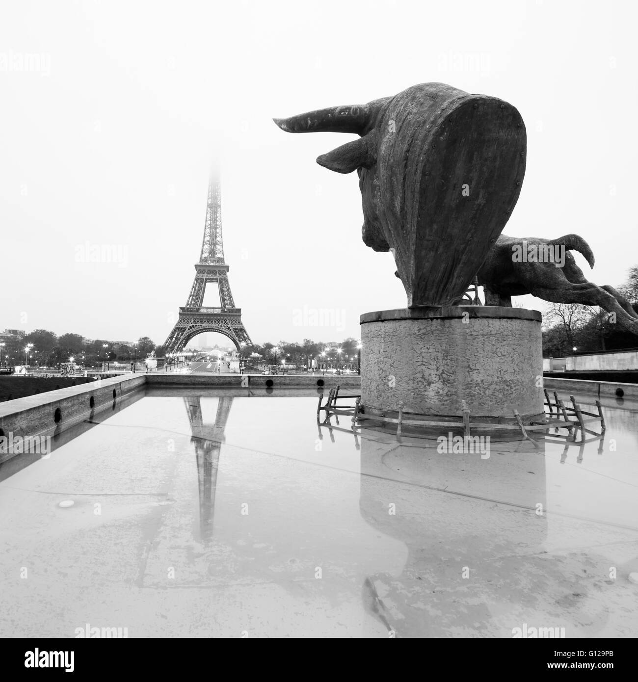 Sculptures sur le Trocadéro et la Tour Eiffel à Paris. Banque D'Images