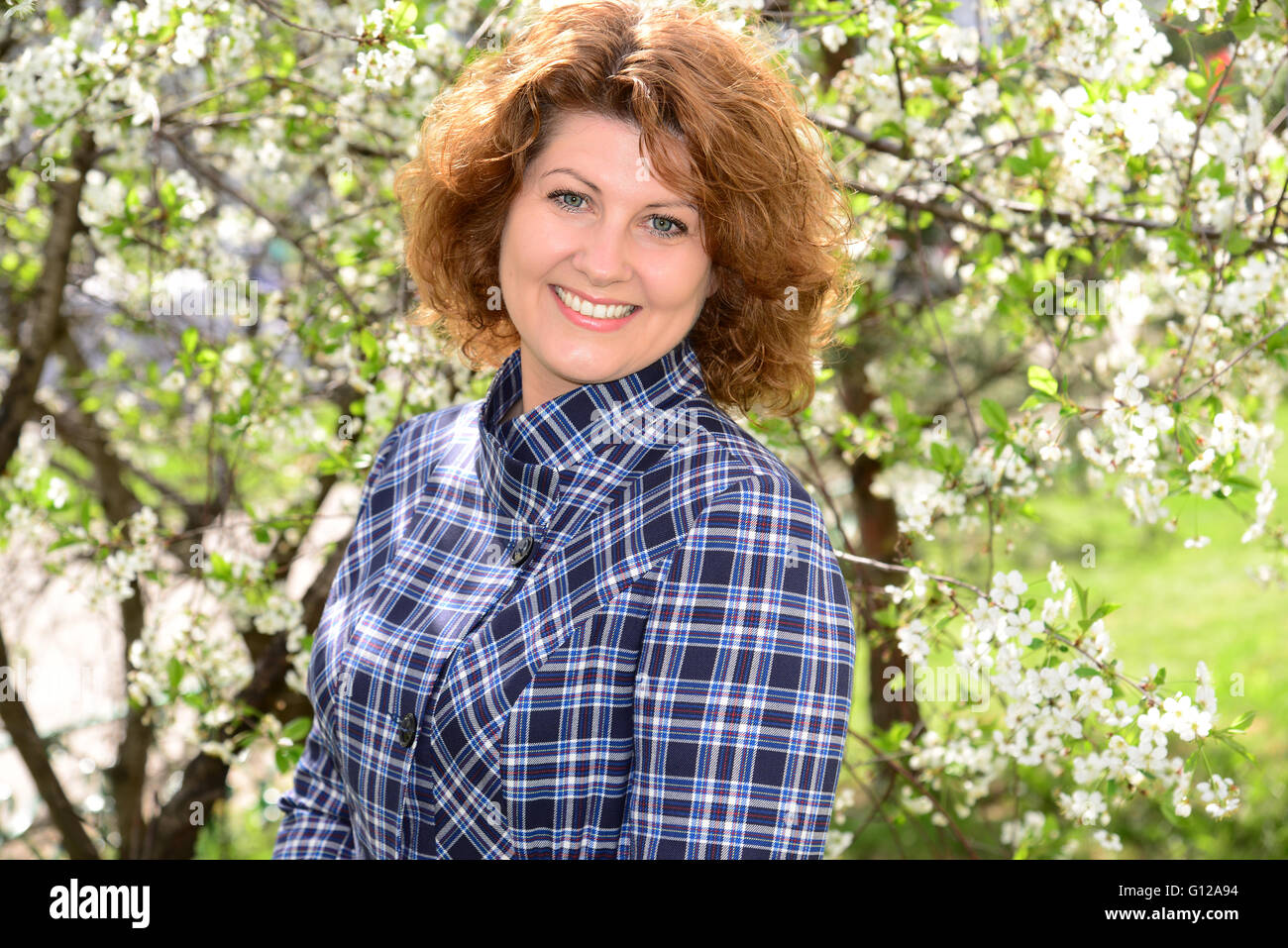 Portrait de femme dans le Cherry Garden au printemps Banque D'Images