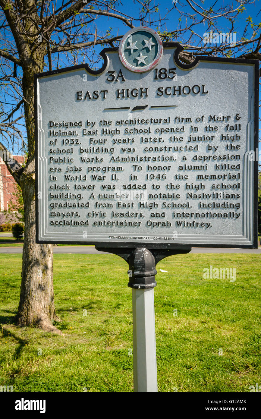 Signer en face de l'East High School sur Gallatin Pike dans l'Est de Nashville, TN présente des informations historiques d'importance, notant des anciens de l'Oprah Winfrey Banque D'Images