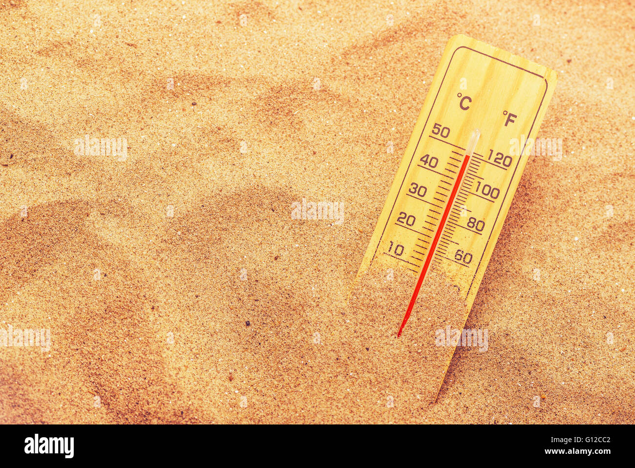 Avec thermomètre Celsius et Fahrenheit échelle sur le sable de plage extrêmement chaud montrant des températures records Banque D'Images