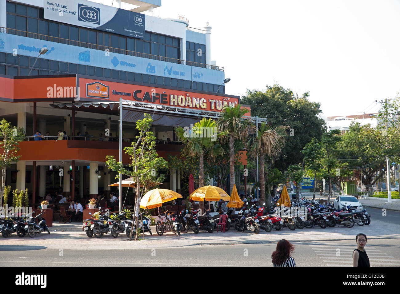 Cafe Hoang Tuam avec un scooter stationné à l'extérieur à Nha Trang Banque D'Images