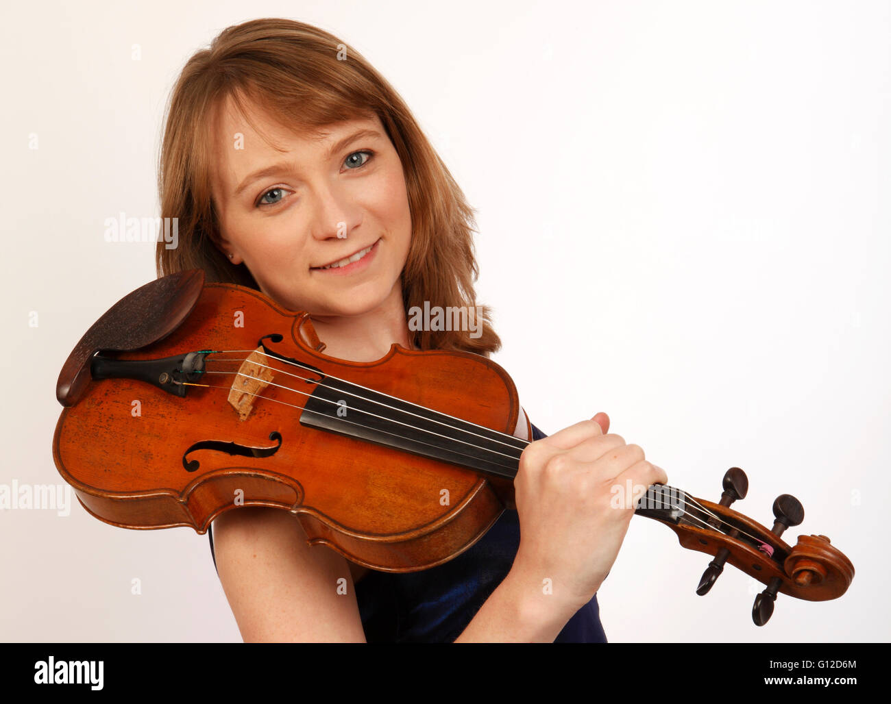 Young female student holding son violon Banque D'Images