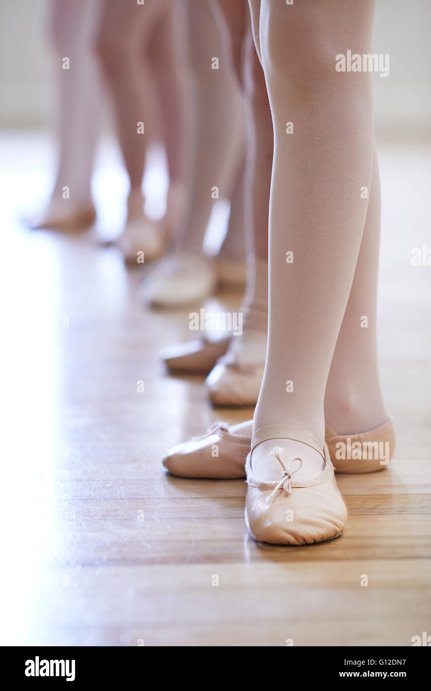 Libre de l'enfant en classe de Danse Ballet Banque D'Images