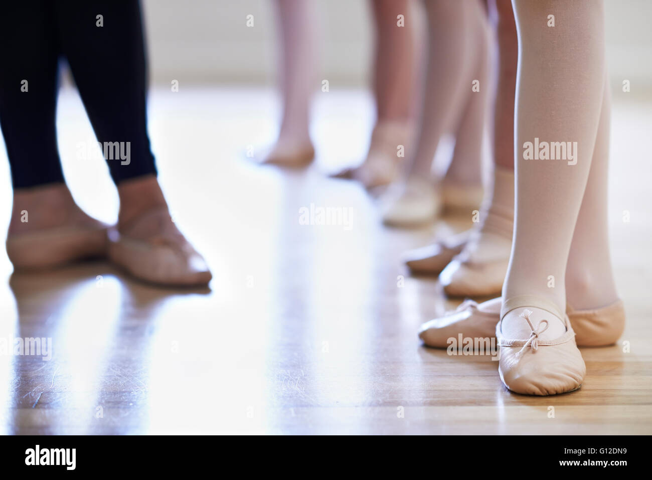 Close Up de l'enseignant et les pieds des enfants en classe de Danse Ballet Banque D'Images