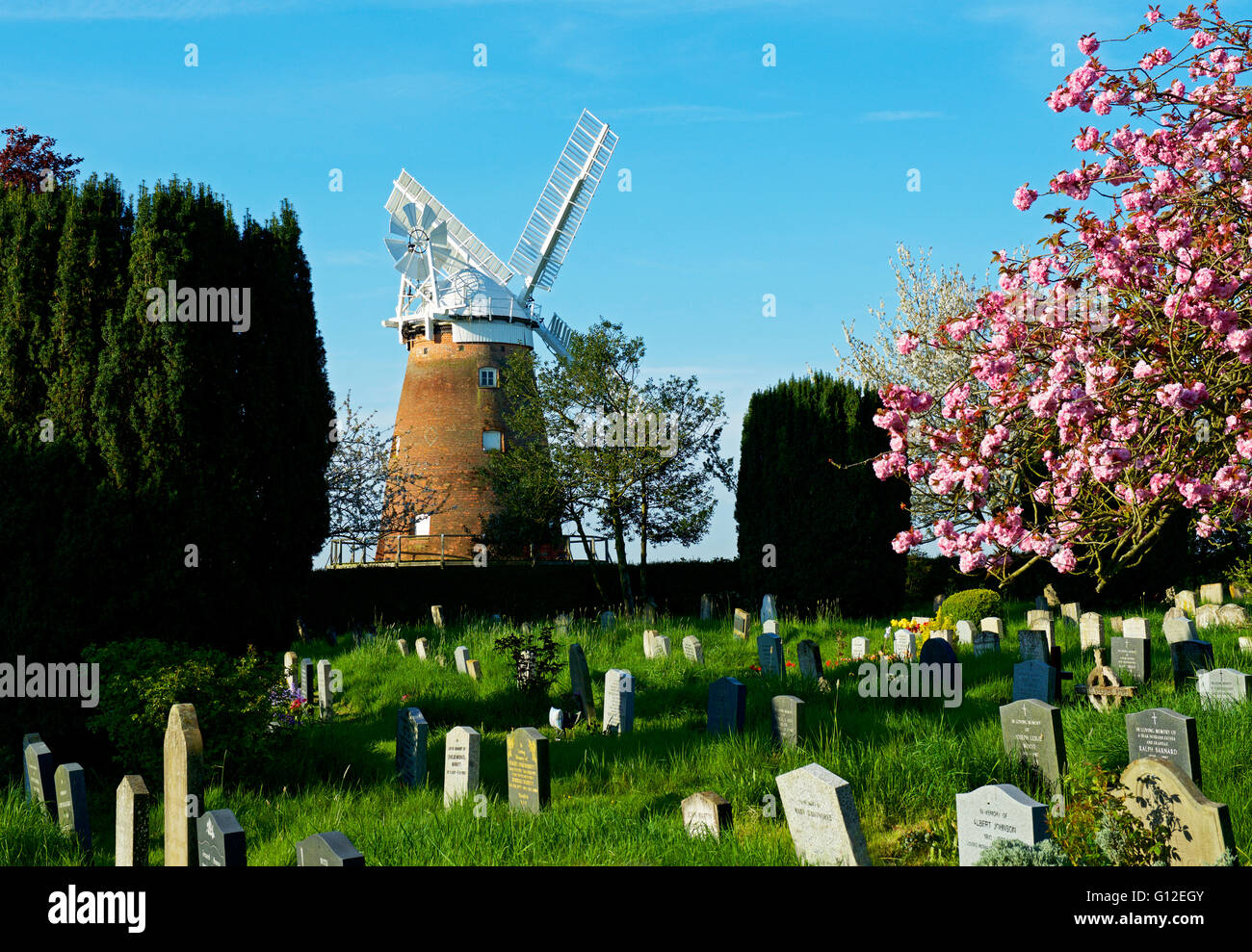 John Webb's moulin et le cimetière de St John's Church, Thaxted, Essex, Angleterre, Royaume-Uni Banque D'Images