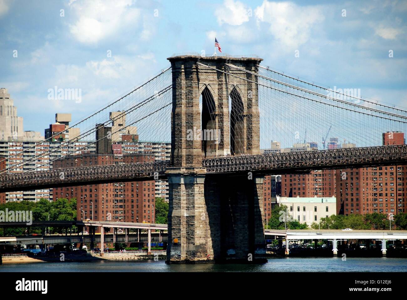 La ville de New York : Pont de Brooklyn tour ouest avec ses arches de style néo-gothique s'étend sur l'East River Banque D'Images