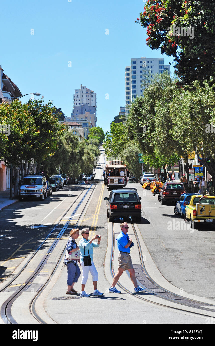 San Francisco, Californie, USA : les gens et d'un téléphérique sur rails dans Hyde Street dans le quartier de Fisherman's Wharf Banque D'Images