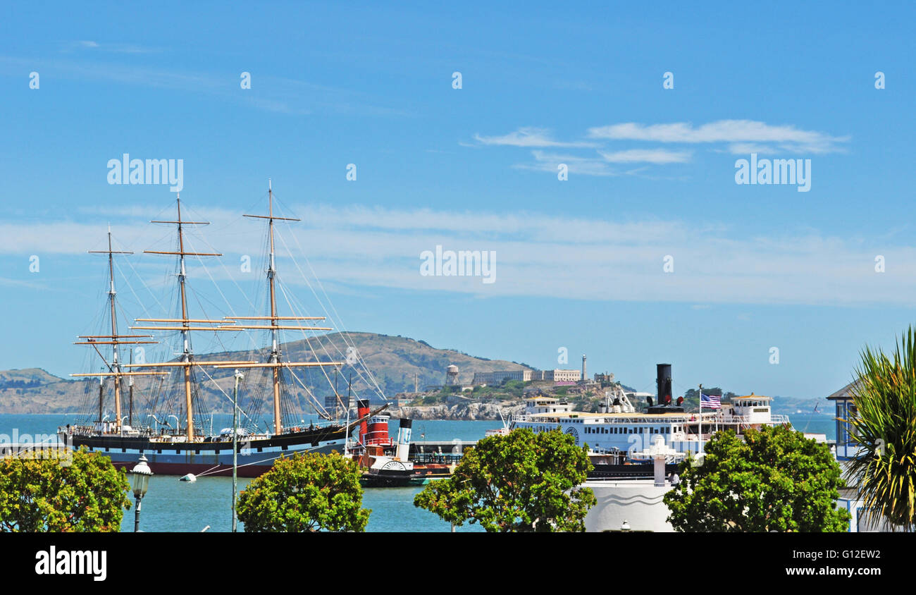 San Francisco : Un voilier au port de Fisherman's Wharf, l'un des quartiers les plus touristiques de San Francisco Banque D'Images