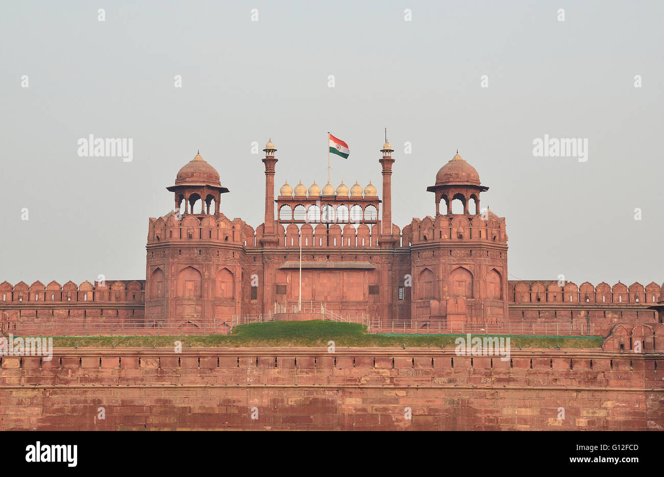 Drapeau national indien vole très haut au-dessus du Fort Rouge, New Delhi, Inde Banque D'Images
