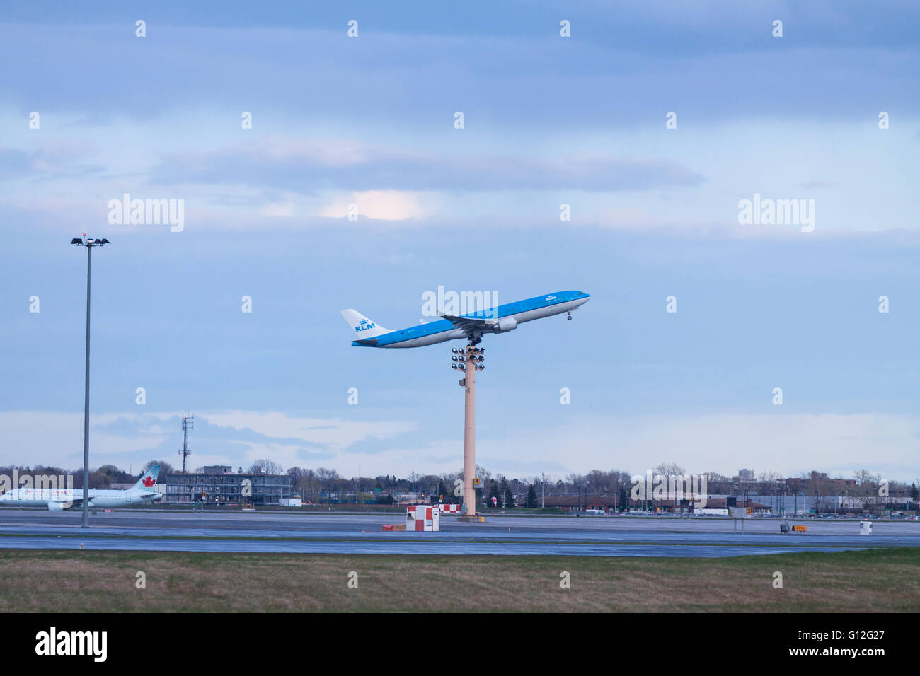 KLM avion au décollage de l'aéroport Pierre Elliott Trudeau Banque D'Images