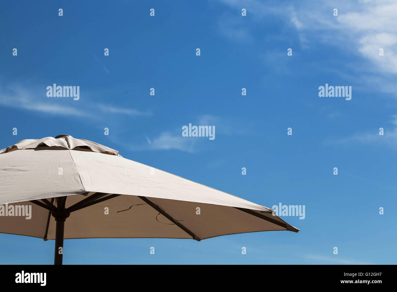 Sun shade parasol Banque de photographies et d'images à haute résolution -  Alamy