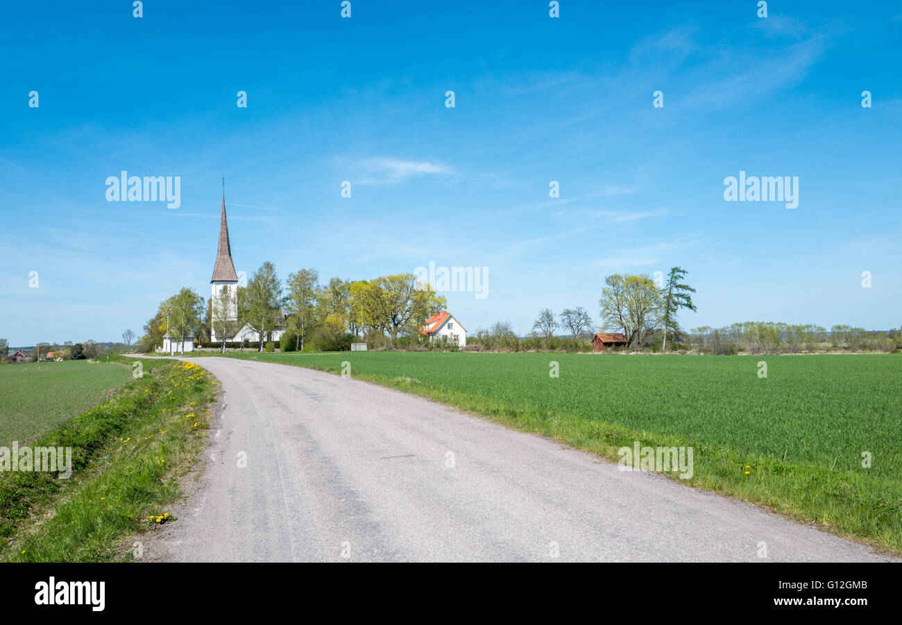 Église de Kaga au printemps en Suède. C'est une église de campagne médiévale. Banque D'Images