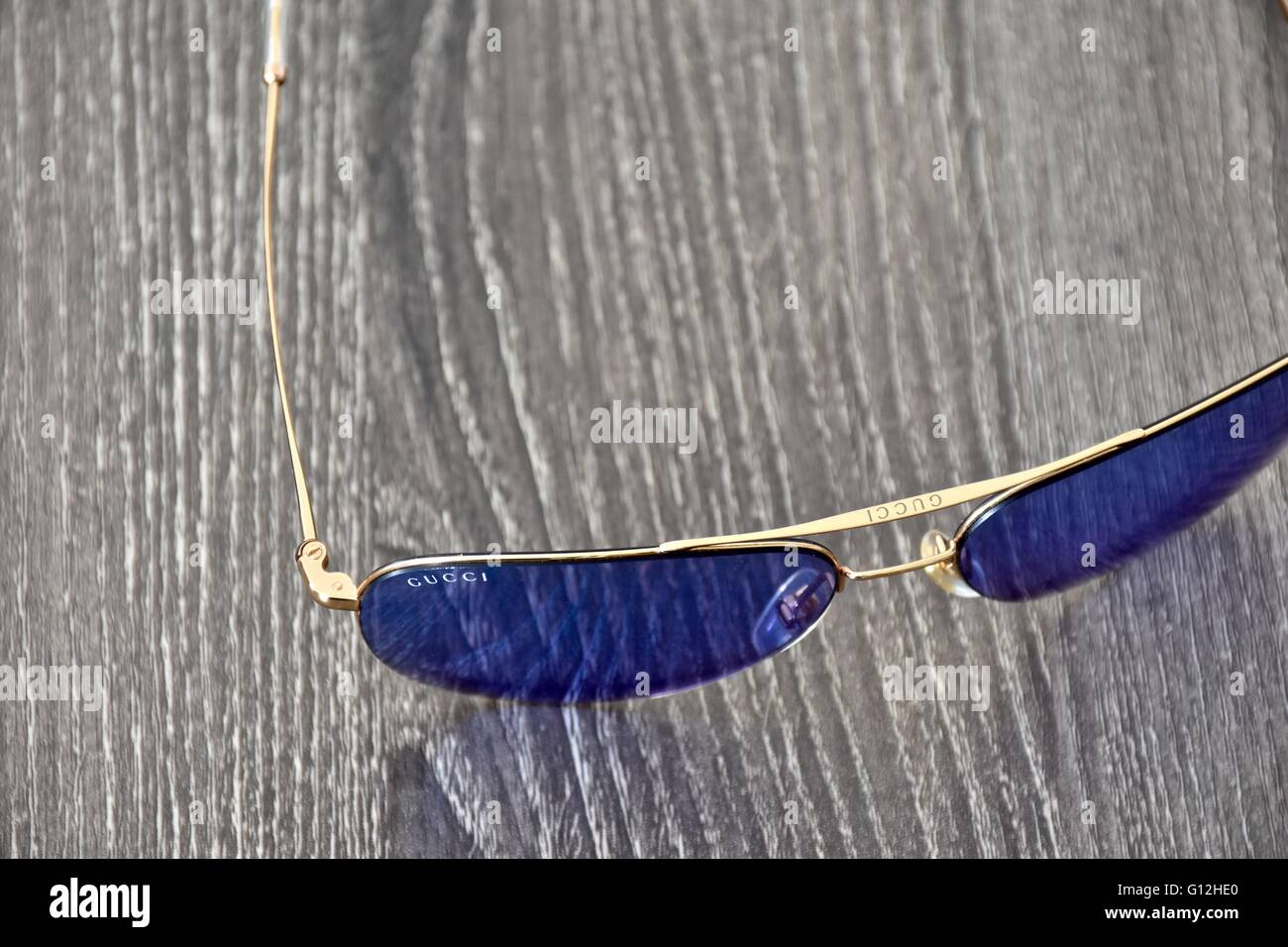 Une paire de lunettes de soleil Gucci sur une surface en bois Banque D'Images