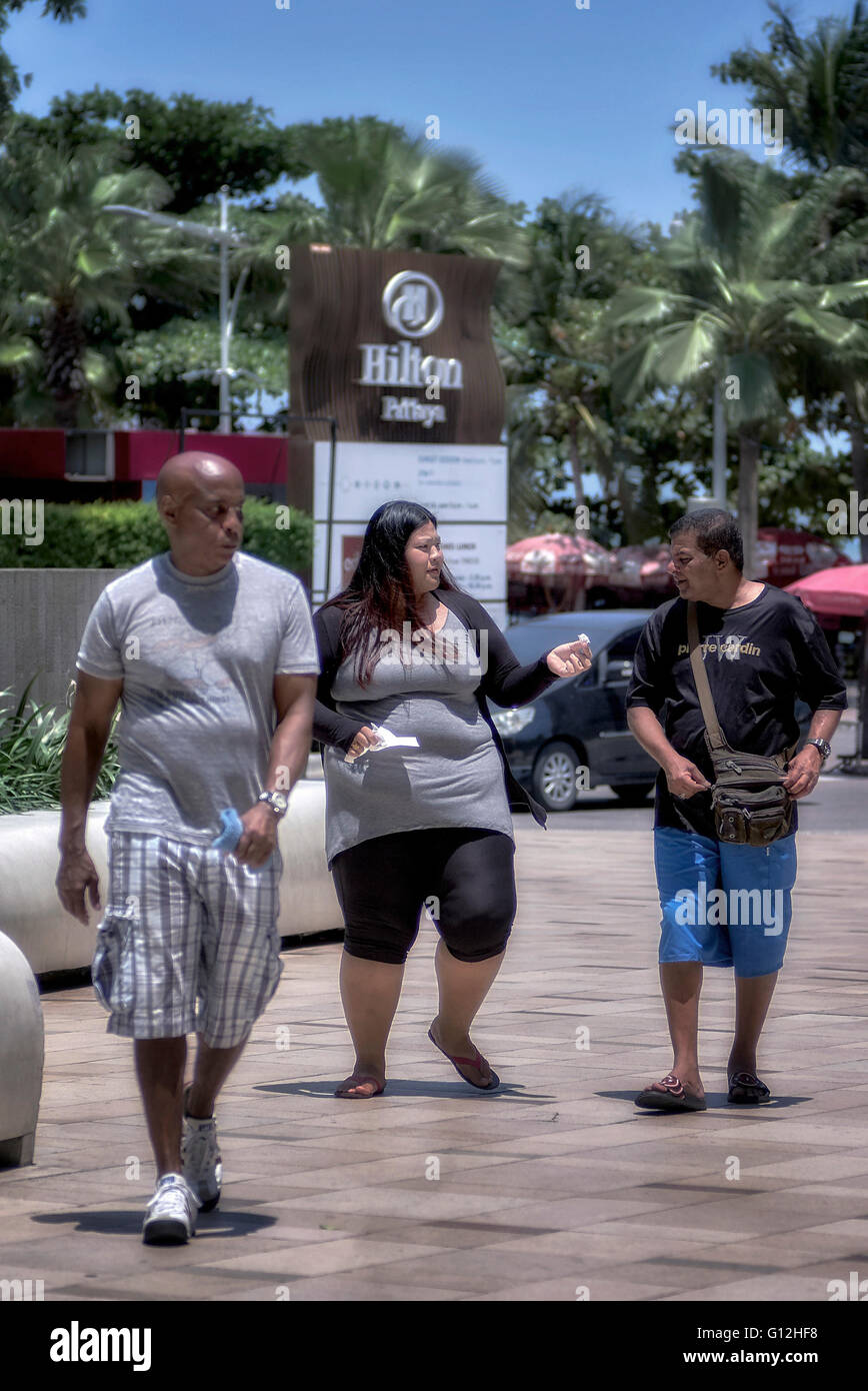 Femme obèse offrant de la nourriture à un compagnon masculin Banque D'Images