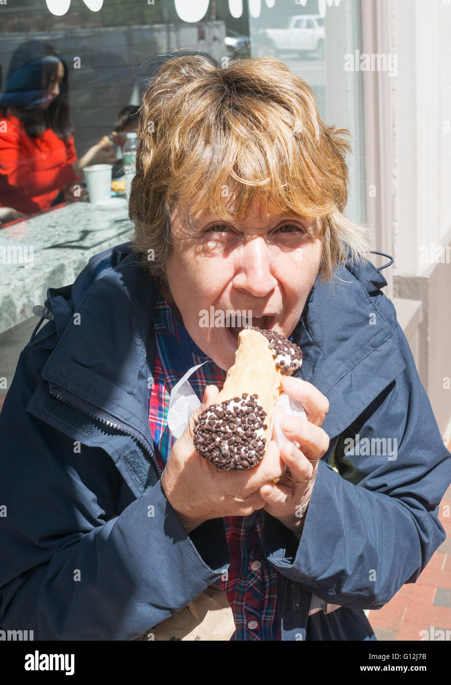 Femme mangeant un Cannoli à Boston, Massachusetts, USA Banque D'Images