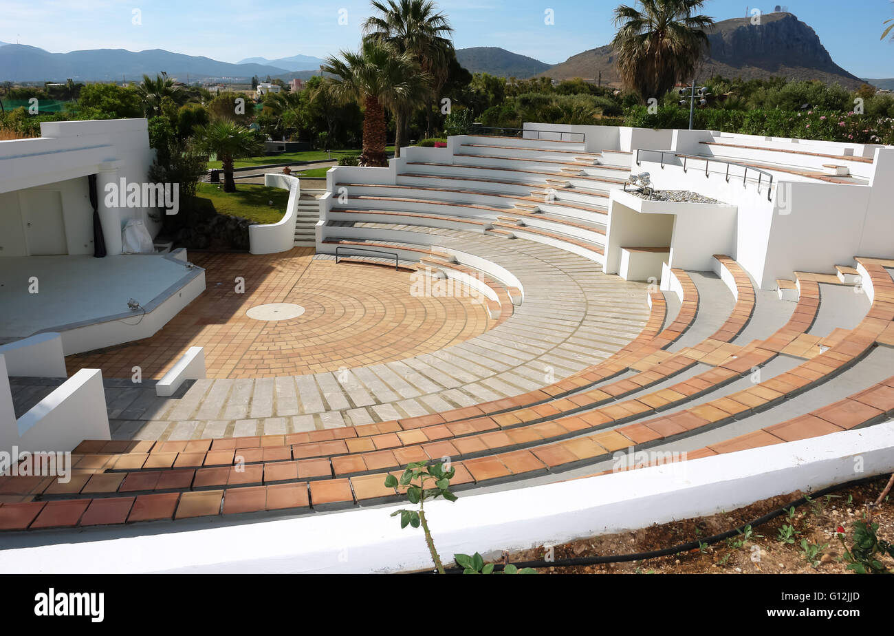 Héraklion, Crète, Grèce - 13 MAI 2014 : Le ciel bleu, le théâtre moderne des capacités dans la classe de luxe sur la côte méditerranéenne de l'hôtel Banque D'Images