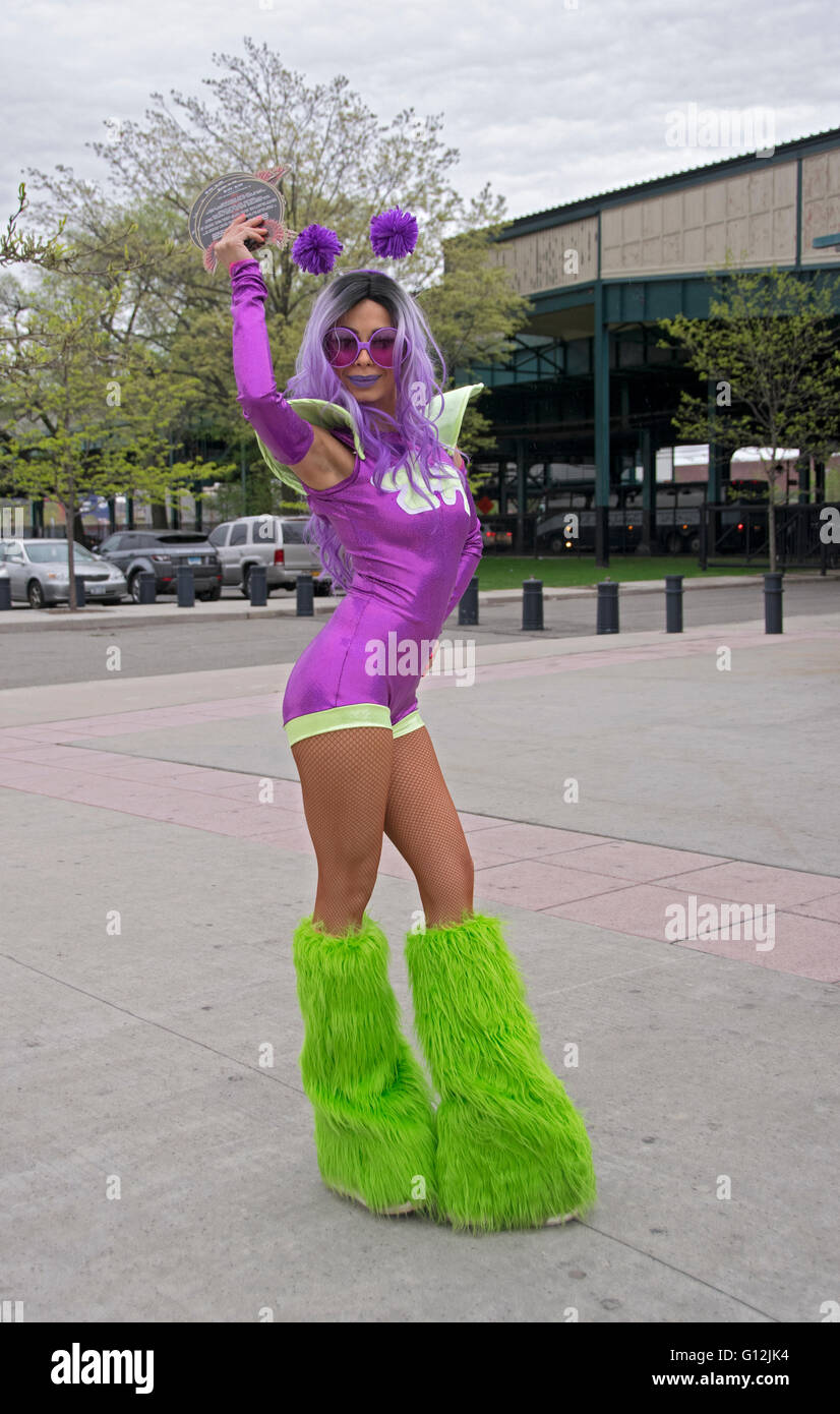 Un beau modèle mince dans un costume de l'espace avec un purplewig et antennes de la publicité pour un concert de rock au Citi Field de New York. Banque D'Images