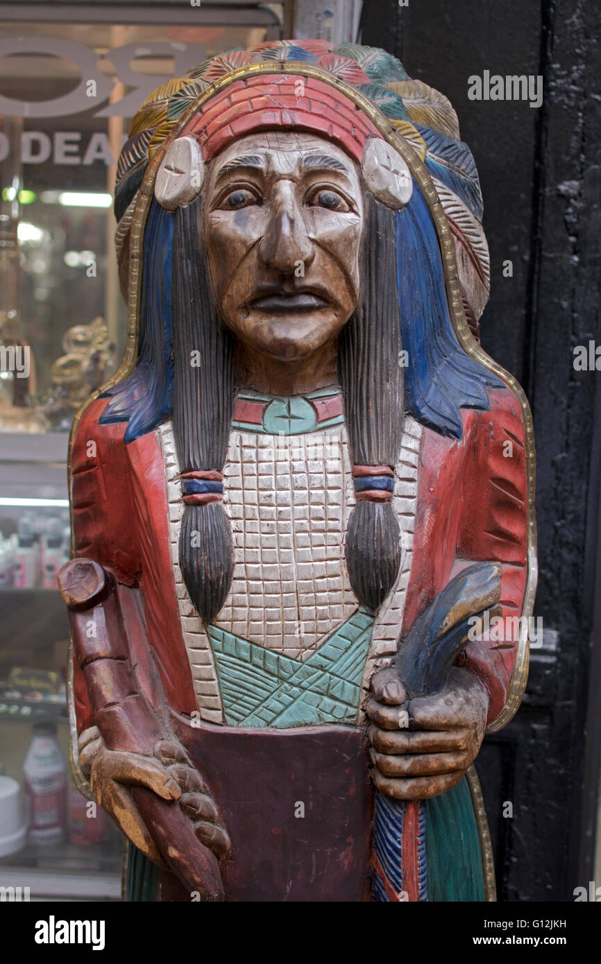 Un magasin de cigares à l'extérieur de la sculpture indienne smoke shop classique à Greenwich Village à New York. Banque D'Images