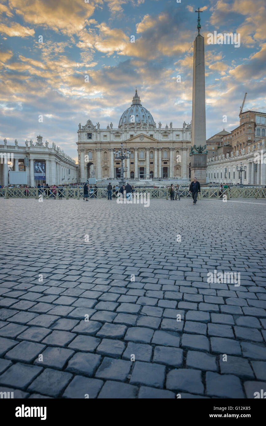 Les touristes marchant à travers la place Saint Pierre dans la Cité du Vatican, Rome, Italie Banque D'Images