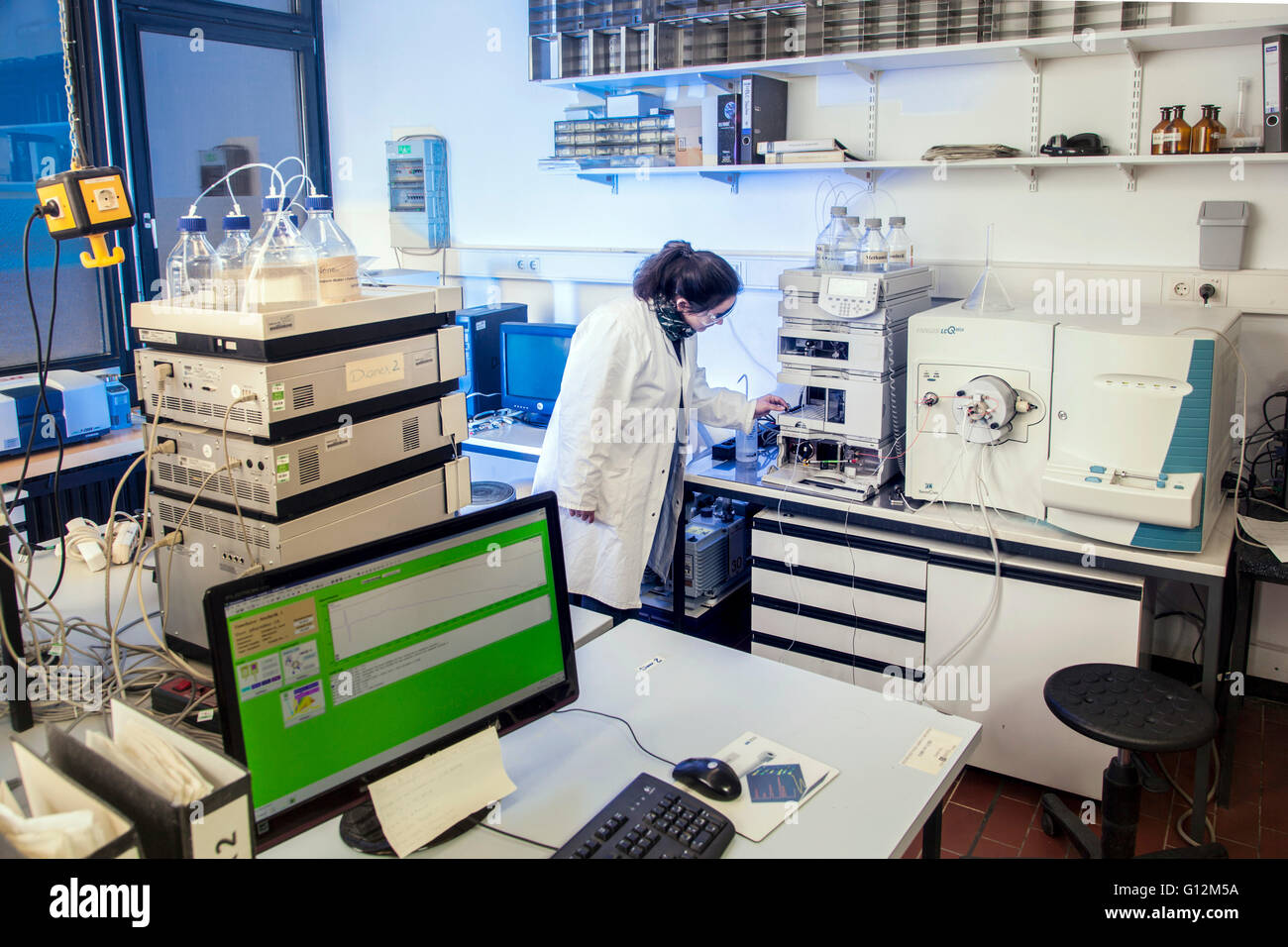 Assistant de laboratoire au cours de son travail à l'analyse automatique de l'institut. Banque D'Images