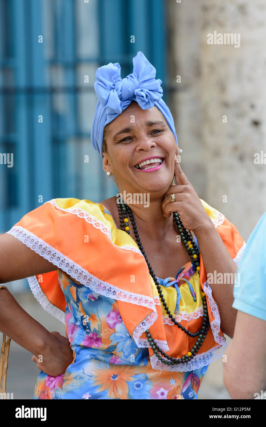 Cuban woman wearing costume traditionnel dans la Plaza de la Catedral, La Vieille Havane, La Havane, Cuba Banque D'Images