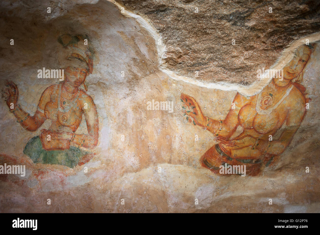 Fresques anciennes de maidens sur cave mur à la forteresse du Rocher de Sigiriya, Sigiriya, Sri Lanka Banque D'Images