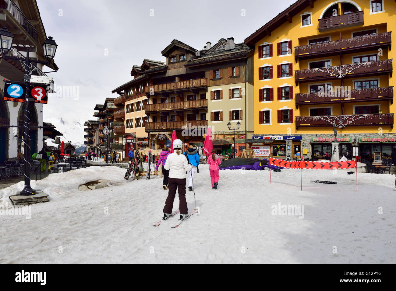 Le ski et la marche dans la station des Arcs 1950 dans les Alpes Banque D'Images